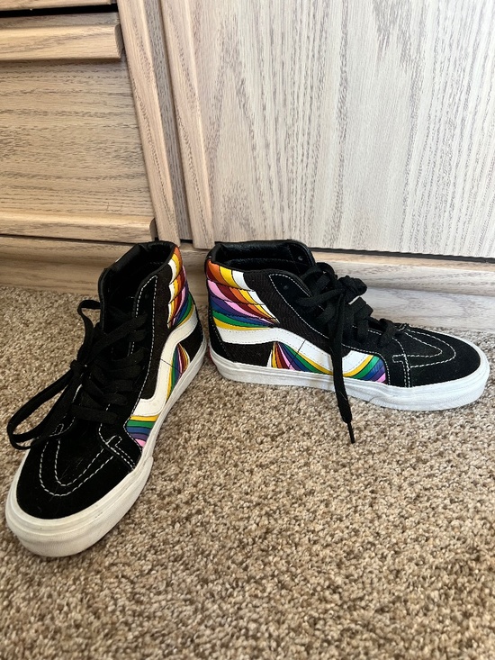 Vans Shoes - Vans high top shoes with rainbow 🌈 pattern